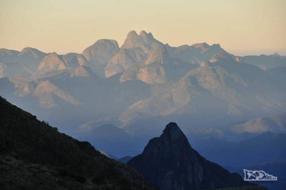 Luz de fim de tarde ilumina as montanhas do Parque Nacional da Serra dos Órgãos, no Rio de Janeiro